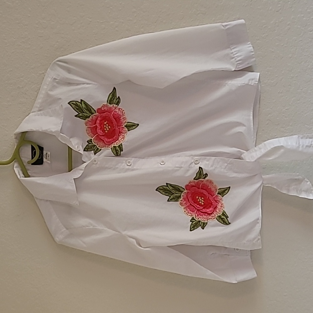 M/2 Mocha Apparel Floral Embroidered White Button Down. Crop Top. Sz. L.